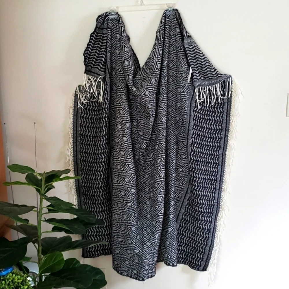 DSW Chevron diamond print fringe trim blanket scarf. Black white, winter scarf